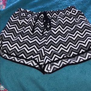 Forever 21 black and white pattern shorts (M)